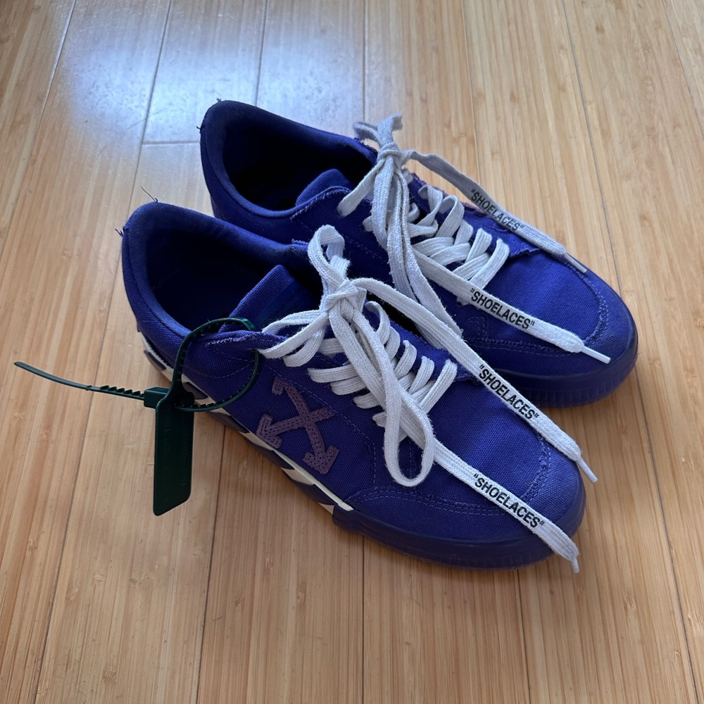 Off-White Low Vulcanized Canvas Arrow Sneaker